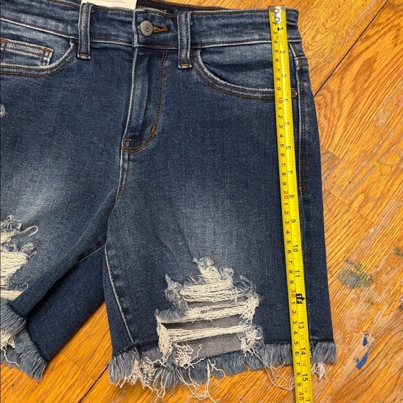 JUDY BLUE MID RISE DESTROY FRAY HEM SHORTS NWT size Small - Picture 11 of 12